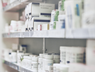 Precios de medicamentos y acceso al mercado en 2026: Negociación de Medicare, reforma española y HTA en Portugal
